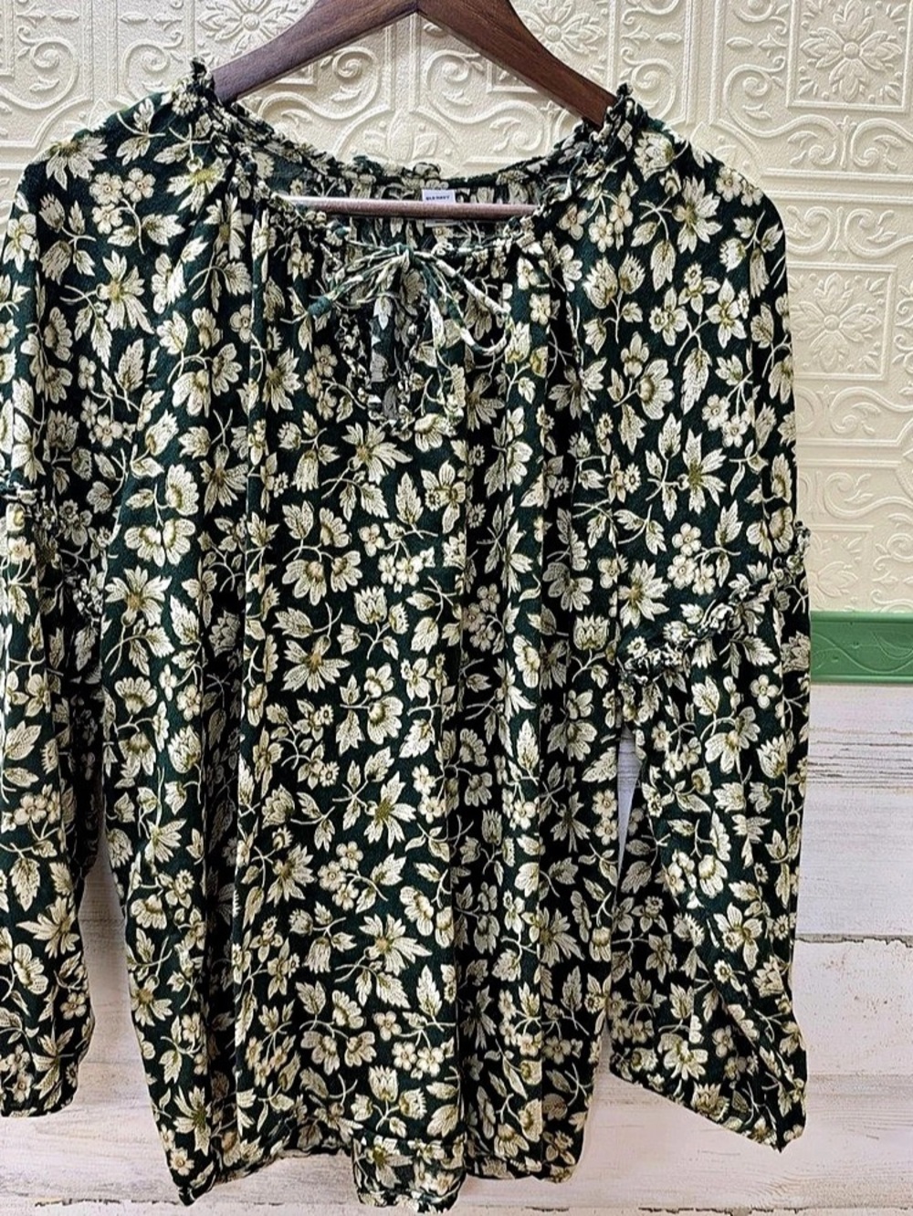 Old Navy Floral Tie Neck Blouse Green & Cream Size XL Like New